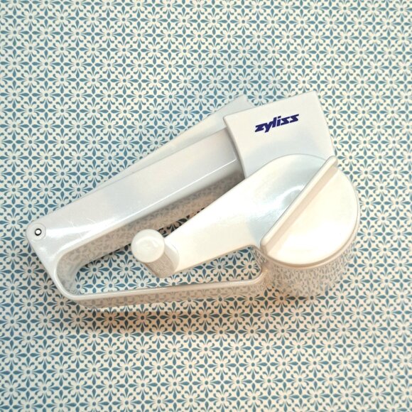 CLOSET CLOSING SALE! Zyliss Handheld Rotary Fine Cheese Grater - Picture 3 of 7